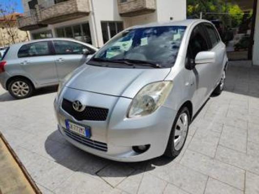 usato TOYOTA Yaris