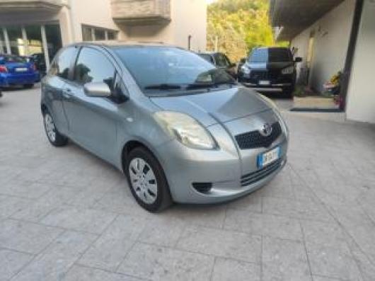 usato TOYOTA Yaris