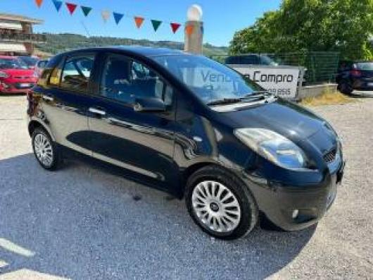 usato TOYOTA Yaris