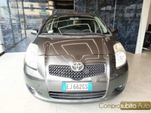 usato TOYOTA Yaris