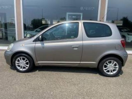 usato TOYOTA Yaris