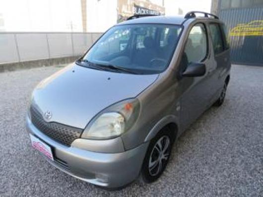 usato TOYOTA Yaris