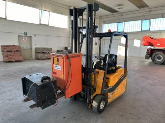 usato Altro MULETTO CARRELLO 15 Ql 3 RUOTE