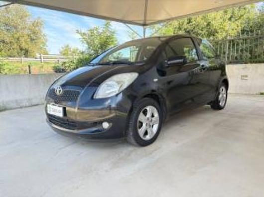 usato TOYOTA Yaris
