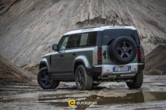 nuovo LAND ROVER Defender
