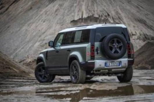 nuovo LAND ROVER Defender